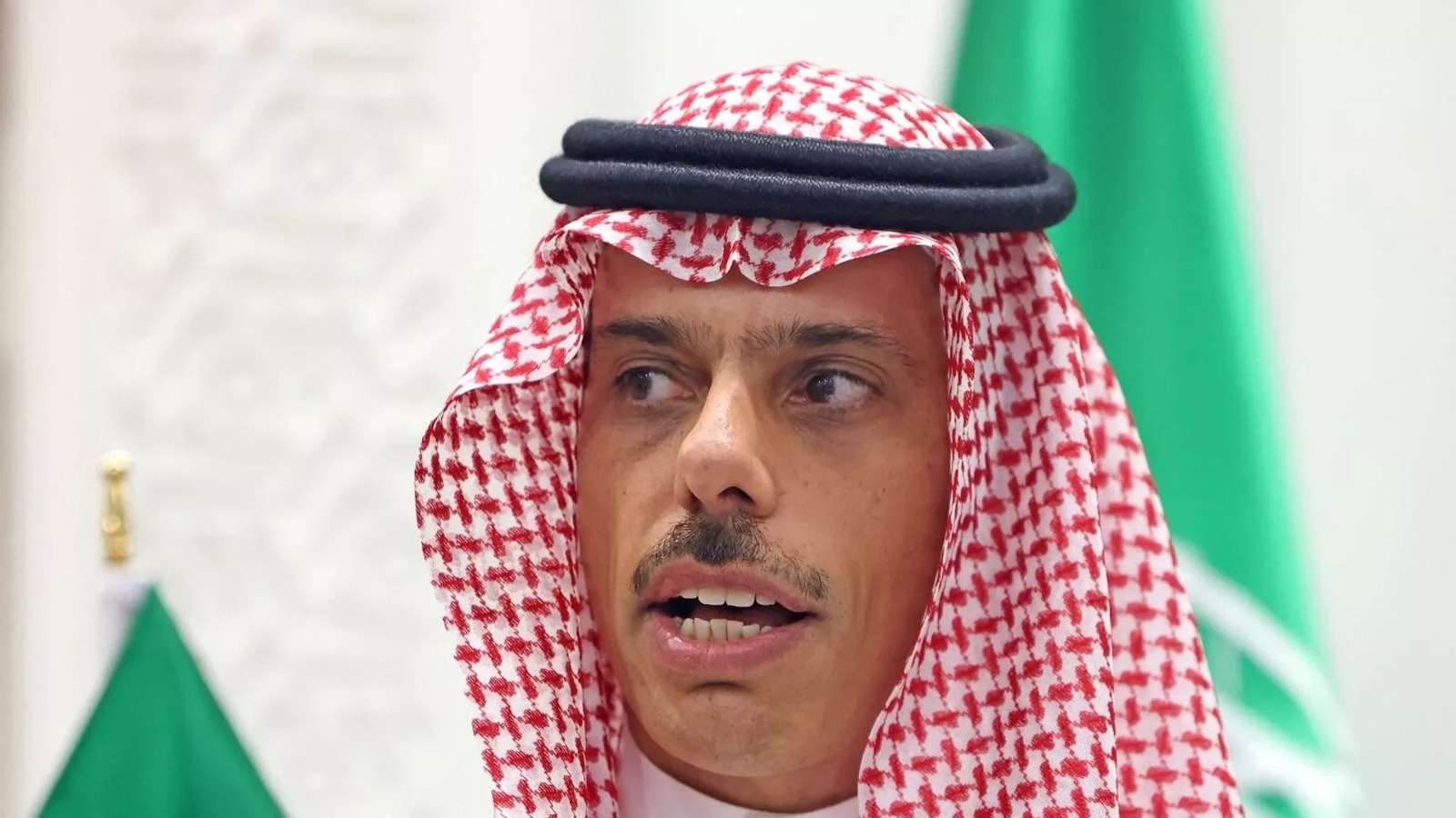 فيصل بن فرحان وزير الخارجية السعودي يعلق على العمليات العسكرية اليمنية في البحر الأحمر