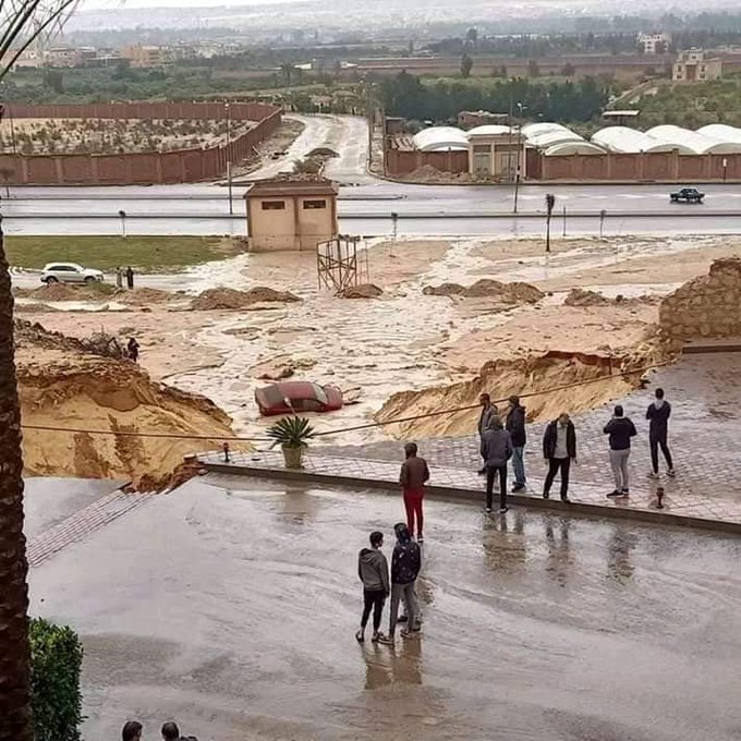 بعيد عن كورونا ..اختفى وتدمير وابتلاع  الكثير من السيارات واصحابها نتيجة هذاء الحدث المخيف في هذاء الدوله العربية ...