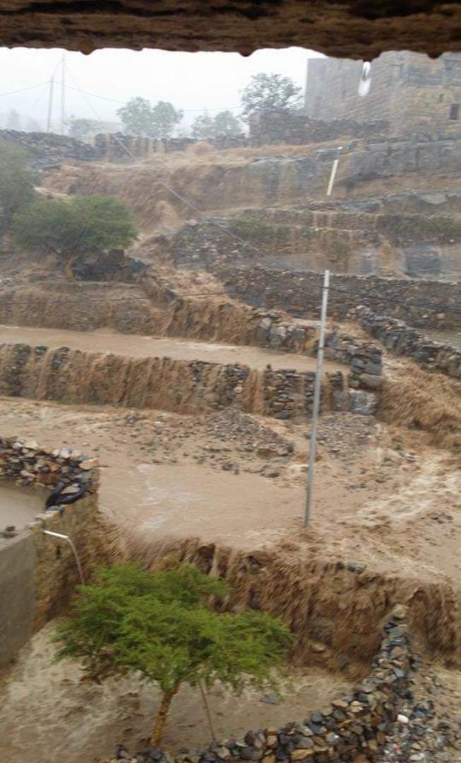 شاهد بالصورة سيول جارفة تضرب مناطق في محافظة عمران جراء هطول امطار غزيرة شهدتها عصر اليوم