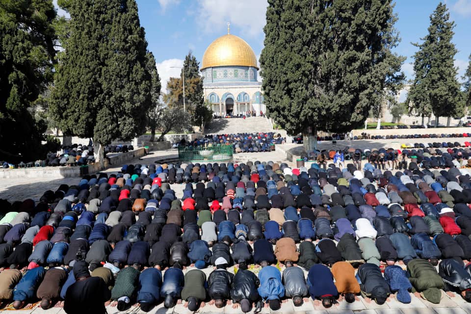 حدث قبل قليل في المسجد الأقصى المبارك بمشاركة الألاف من المواطنين الفلسطينيين