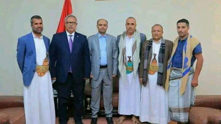 شاهد بالصور .. الرئيس المشاط يجمع بين الوزير المعتدي والمواطن المعتدى عليه .. وهذاء كان موقف كل واحد منهم