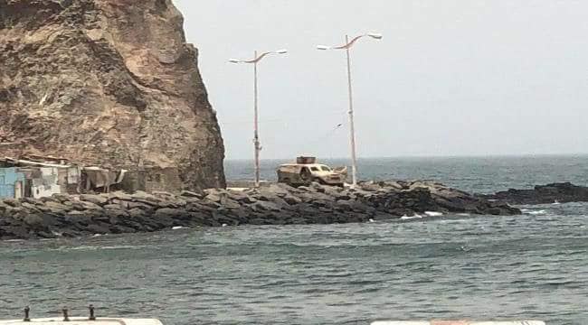 شاهد بالصور .. الخائن هادي ينشر الآليات والمدرعات حول قصر المعاشيق ويعلن حالة الإستنفار