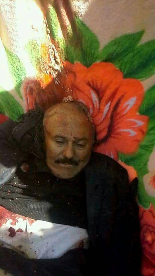 شاهد صورة نادرة لعلي عبدالله صالح تم التقاطها بعد مقتله وجسده ملطخ بدماءه