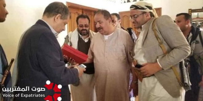شاهد بالفيديو هكذا تم إهانة عبده الجندي وإقتحام منزله من قبل محافظ تعز الجديد وإخراجه من غرفة نومة وهو لابس بجامة النوم