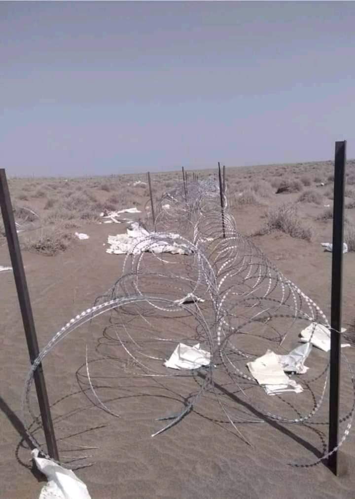 المشرف العسكري الإماراتي في الساحل الغربي ينزل بالخريطه الميدانيه حدود التقسيم الجديد ويهدد اي طرف يخترق الحدود سيتم قصفه .. صور