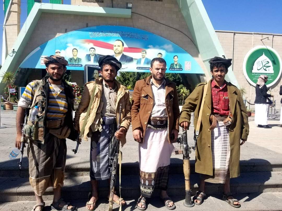 ضباط من المخدوعين في جبهة مارب يتحررون عبر خط التماس ويعودون الي صنعاء باسلحتهم وكذالك غنائم اخرى منها معدل رشاش وقاذف RBG .. الأسماء+ صور