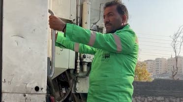 تكريم رسمي لعامل نظافة أمين بعد ان وجد مبلغ مالي كبير وخيالي وأعاده لصاحبه
