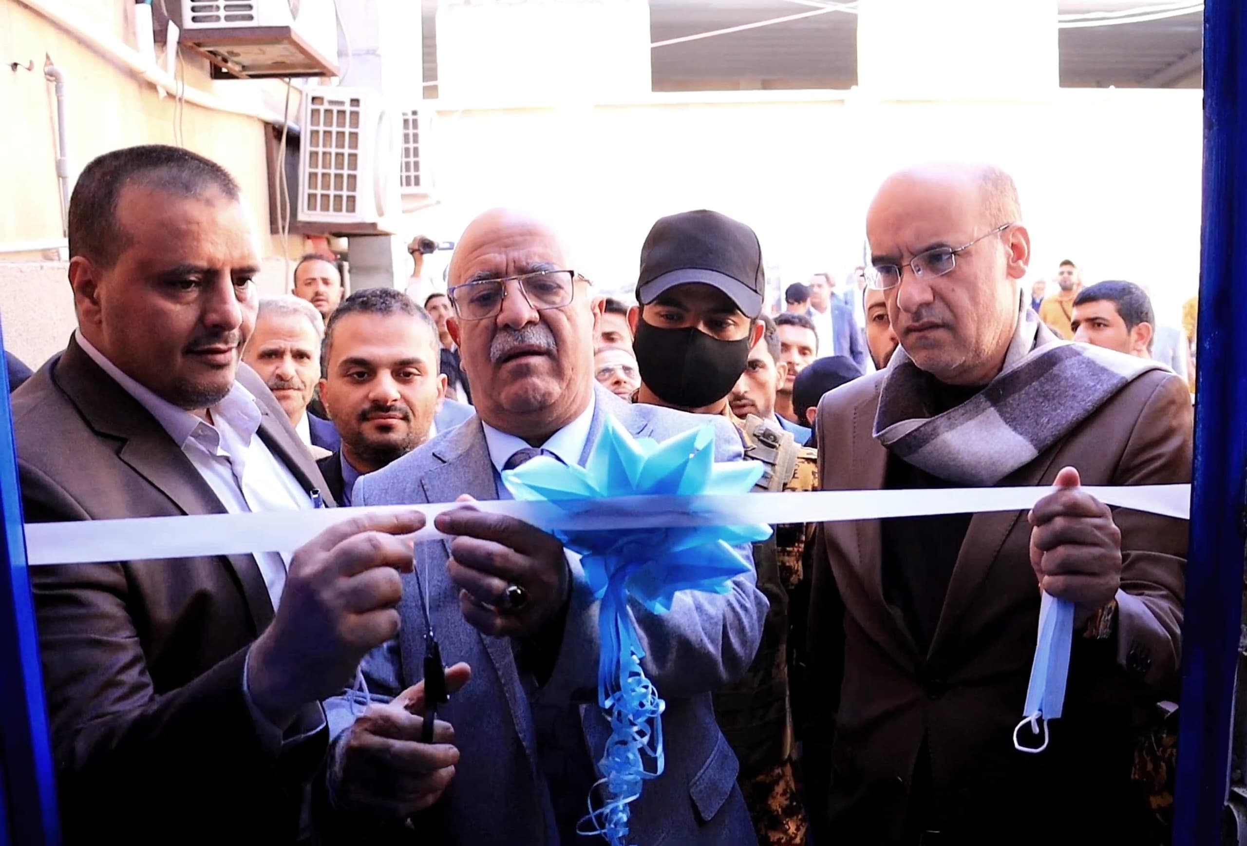 شاهد بالفيديو..الكاميرات توثق اللحظات الأخيرة لرئيس الوزراء الدكتور أحمد غالب الرهوي أثناء القصف وكيف كانت ردة فعله