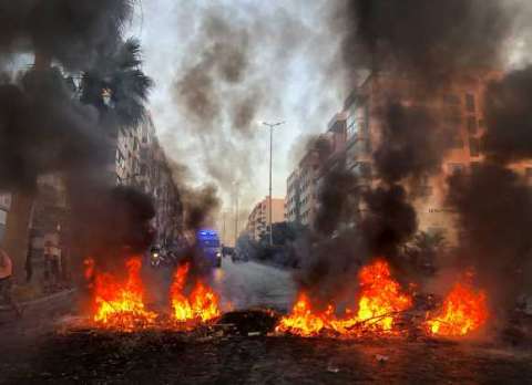 عطوان : القوات الحوثية تتحدّث عن تنفيذ “عملية نوعية” في العُمق الإماراتي.. ثلاثة قتلى وستة جرحى في انفجار في صهاريج نقل المحروقات في أبوظبي.. وحريق في منطقة الإنشاءات بالمطار والشرطة تؤكّد رصد أجسام طائرة صغيرة في أماكن الانفجارات