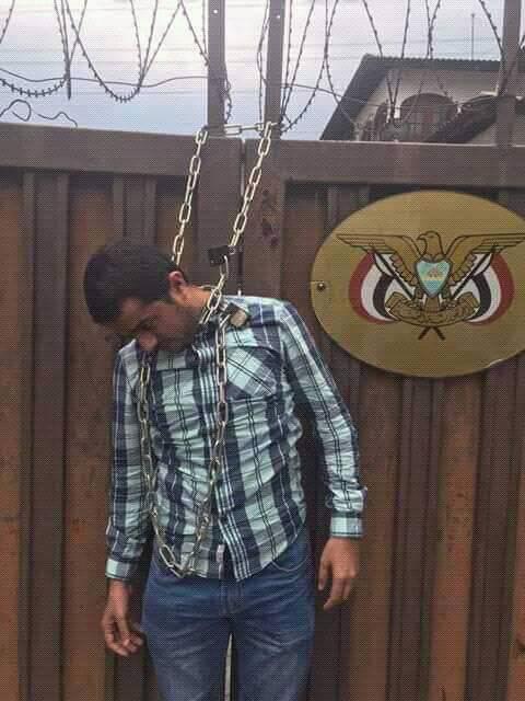 شاهد بالصور .. مؤلم جداً طالب يمني في ماليزيا يقوم بالإنتحار وشنق نفسه على أبواب السفارة اليمنية