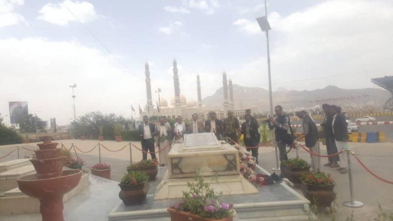 شاهد بالصورة الأسد وقيادات من الأحزاب السياسية يزورون ضريح الرئيس الشهيد الصماد