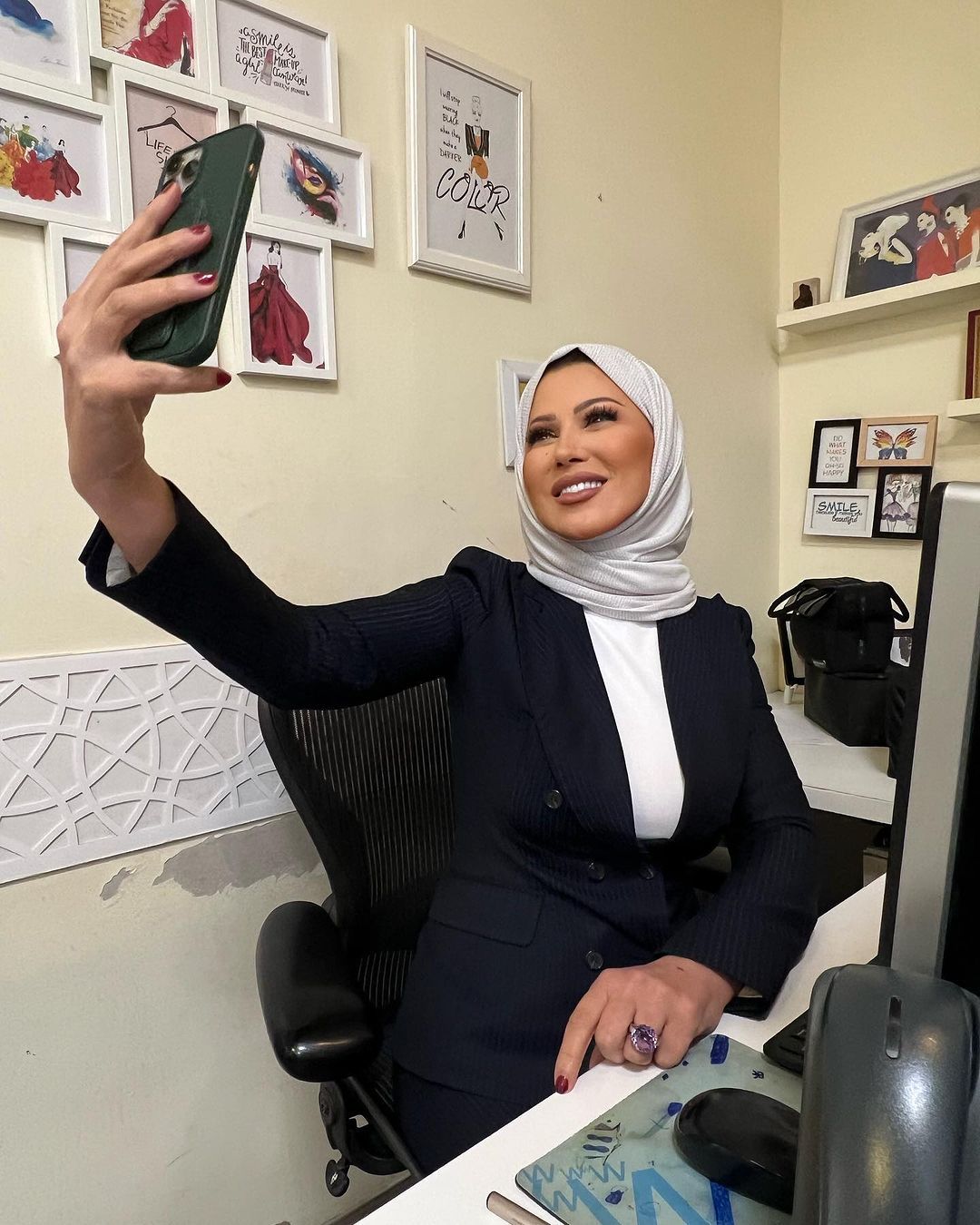 أخيراً الكشف عن مفاجأة صادمة حول الصورة الجريئة التي تسببت بطرد الإعلامية خديجة بن قنة من قناة الجزيرة..
