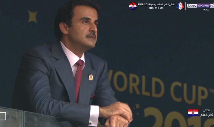 أمير قطر يتخلى عن مقعده والصحف الفرنسية تصف ذلك الموقف 
