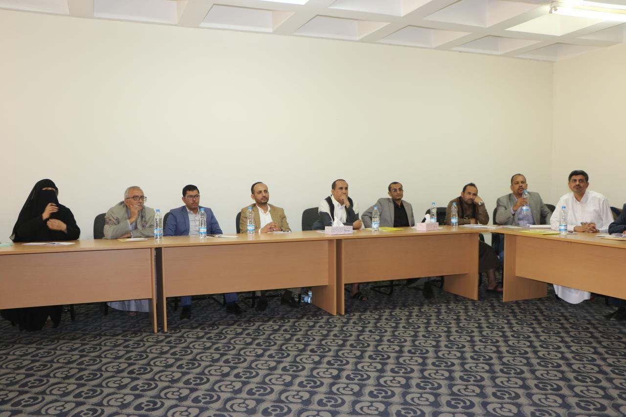 وردنا الآن بالصور من داخل مكتب رئاسة الجمهورية في العاصمة صنعاء.. هذا ما حدث