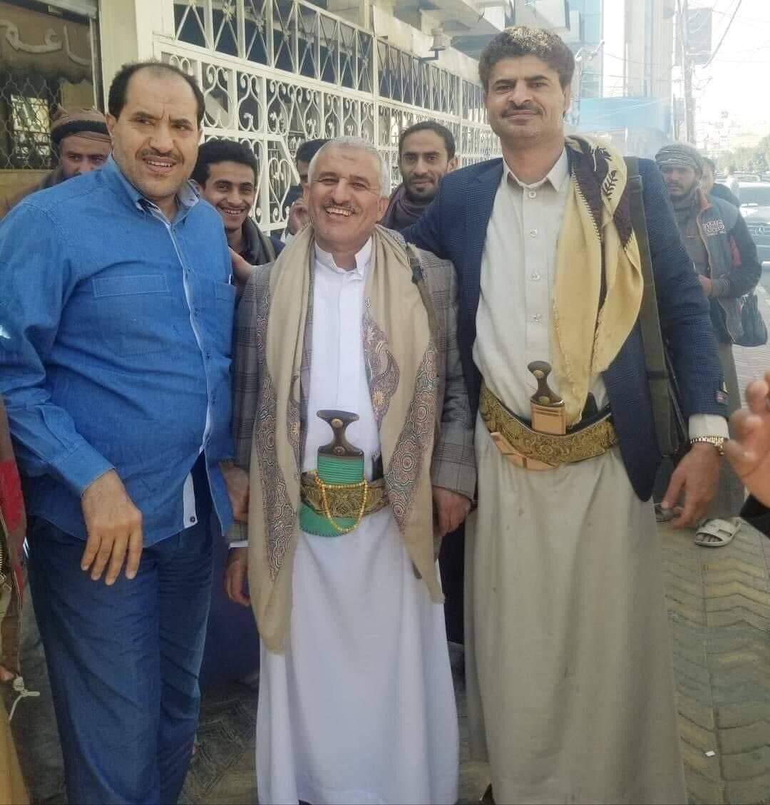 قائد عسكري كبير قريب علي محسن الأحمر في قوات هادي يظهر وسط العاصمه  صنعاء برفقة فارس مناع ( اسم + صورة  )