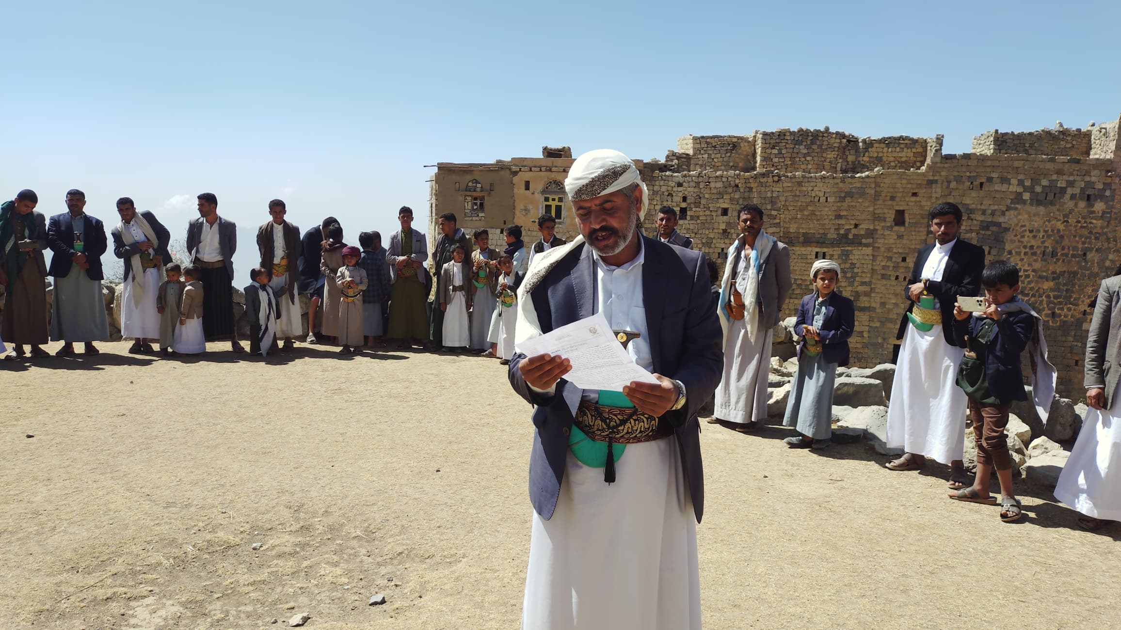وقفة جماهيرية حاشدة لأبناء ضلاع الأشمور بعمران لإحياء ذكرى الإنتصار التاريخي في طرد قوات المارينز الأمريكي من العاصمة صنعاء