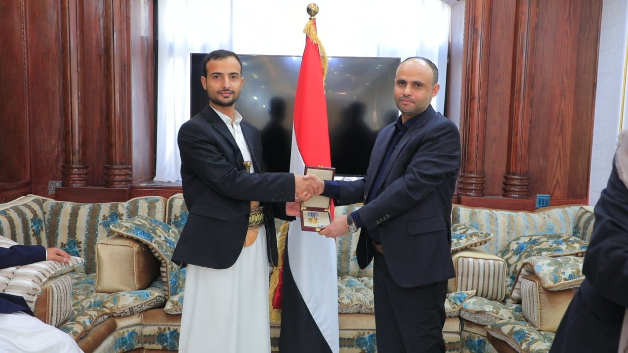 الرئيس المشاط يكرم أسرة الشهيد القائد حسين بن بدر الدين الحوثي ...
