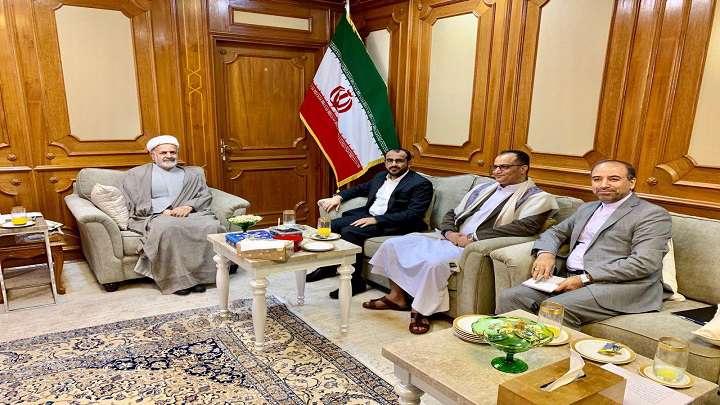 رئيس الوفد الوطني يؤكد خلال لقاءه سفير إيران بـ عمان خطورة التصعيد الأمريكي واستمرار العدوان على اليمن.. صور
