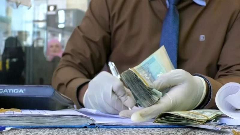 حكومة العليمي تعتزم تنفيذ جرعات سعرية جديدة في المشتقات النفطية والمواد الغذائية ..