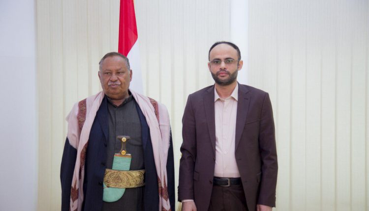 شاهد بالصورة .. زعكري حجور يظهر بجوار الرئيس المشاط وهو يؤدي اليمين الدستورية