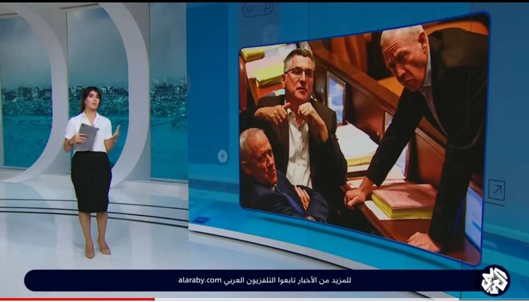شاهد رئيس وزراء العدو الإسرائيلي يهرب من محل اقامته ولهذا السبب والمستوطنين يهتفون بأعلى صوت الفاشل يهرب