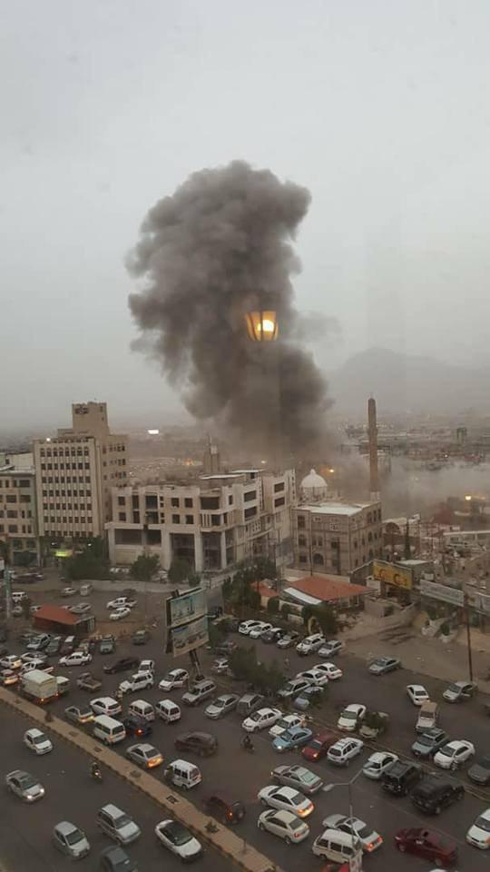 شاهد بالصوره لحظات القصف الذي استهدف العاصمة صنعاء قبل قليل جوار جولة المصباحي وتضرر عدد من المنازل والمستشفيات