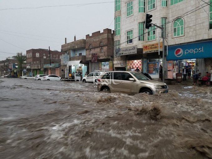 شاهد بالفيديو سيول غير مسبوقة تكاد تجرف العاصمة صنعاء ورعب يجتاح المواطنين من شدة تدفقها
