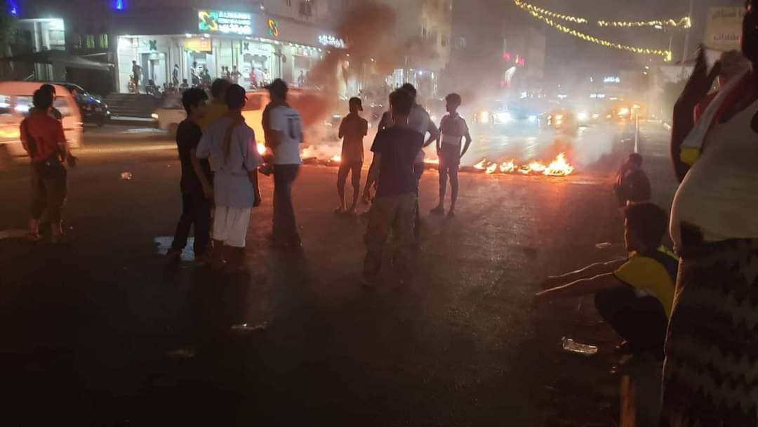 شاهد بالصور ... تظاهرات الليليه الغاضبة التي اندلعت قبل قليل في عدن
