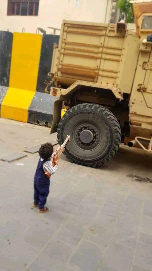 شاهد بالصور ما فعله الطفل اليمني بالمدرعه الامارتيه اليوم بعدن