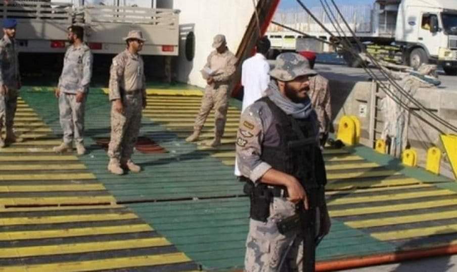 ورد الان .. سفينة شحن عسكرية إماراتية تصل إلى ميناء سقطرى  ...