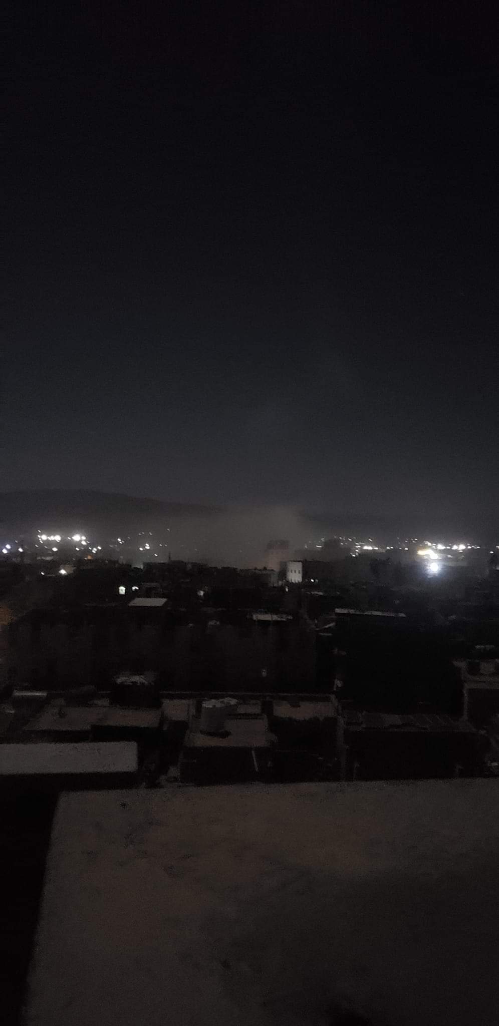 بالصور الآن .. طيران العدوان السعودي يستهدف حي سكني بمدينه عمران