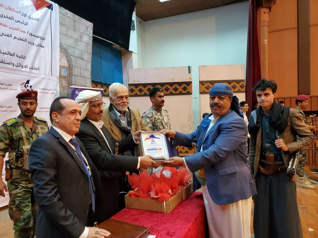 بالصور  .. شاهد ما الذي حصل اليوم للشيخ علي الضبيبي من السامعي بالعاصمه صنعاء