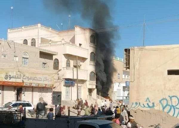 اليمن : حريق هائل يخلف خسائر مادية كبيرة في العاصمة وسط غياب الدفاع المدني