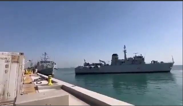 بالصوت والصورة : اصطدام سفينتين حربيتين في البحرين يكشف كرتونية الترسانة العسكرية البريطانية..
