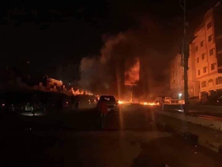 بالفديو .. محاصرة مقر الرئاسي بعدن ورفع هتافات .. يامعين ياطرطور  بيتك لاصي بالماطور