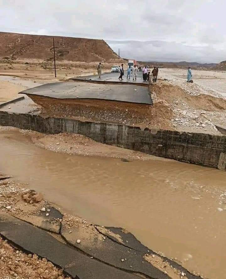 بالصوره .. السيول تقطع الطرق الدولية في المهرة وحضرموت ..
