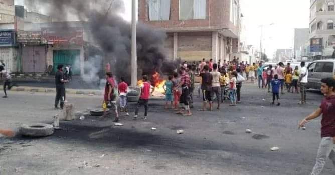 عصيان مدني يشل الحركة في العاصمة وانتشار أطقم مسلحه لتفريق المتظاهرين ...
