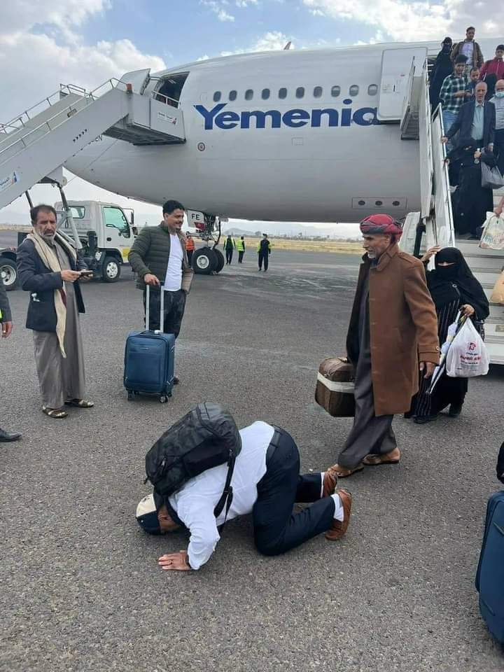 أول طائره تصل مطار صنعاء الدولي قادمه من أمريكاء .. صور والفرحة تعم المواطنيين