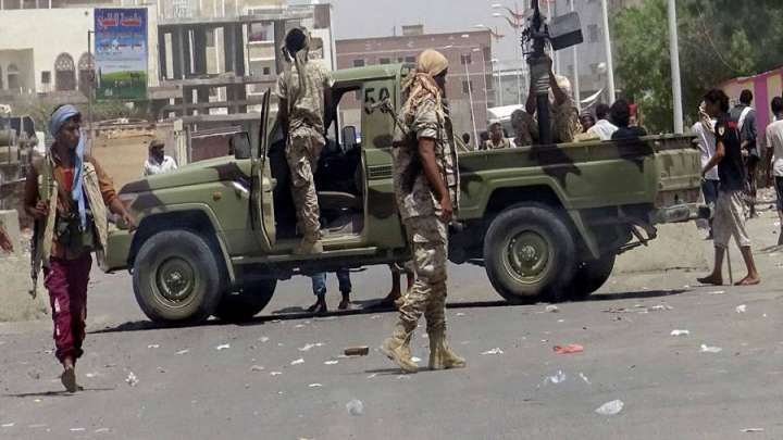 عدن : مقتل شخص وإصابة آخرين إثر اشتباكات عنيفه بين مرتزقة الاحتلال ..اخر المستجدات الطارئه