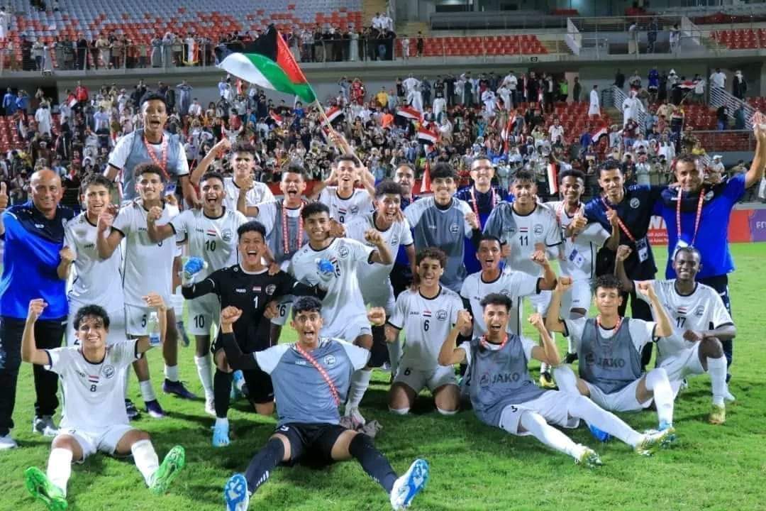 اثناء تتويجهم بالكأس.. الاعبين اليمنيين يفاجؤون العالم ويتركون الكأس ويحملون شي أخر .. شاهد