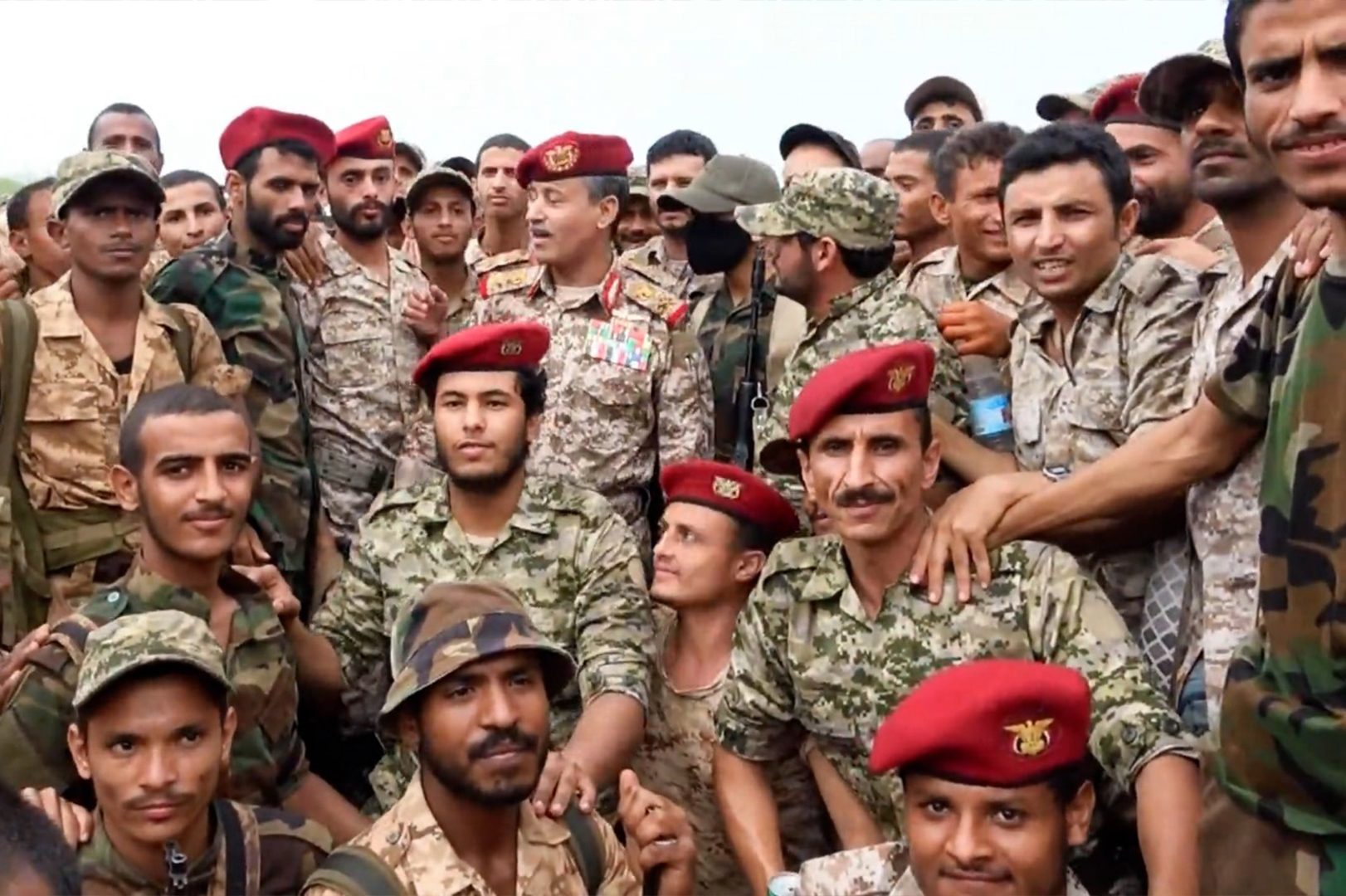 بشكل مفاجئ وزير الدفاع بحكومة صنعاء يظهر في هذا المكان ويؤكد ان القوات في أتم الجاهزية القتالية بقوة وصلابه وكفاءة عالية