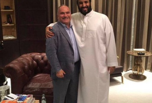 شاهد بالصورة... فضيحة مدوية من يكون هذا الشخص الذي بأحضان بن سلمان