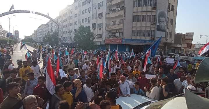 مظاهرات غاضبة تجوب شوارع عدن تطالب برحيل حكومة المناصفه والتحالف المزيف