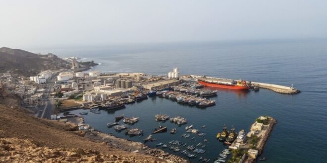 مراسل قناة الجزيرة الفضائية يبارك عملية إستهداف ميناء الضبه ويصف هذا الهجوم بالحسنة الإيجابية