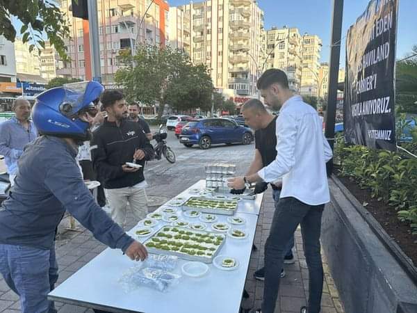 بعد أن وصلت الحرارة لدرجات قياسية.. تركي يوزّع الحلوى تكريماً لمخترع مكيّف الهواء