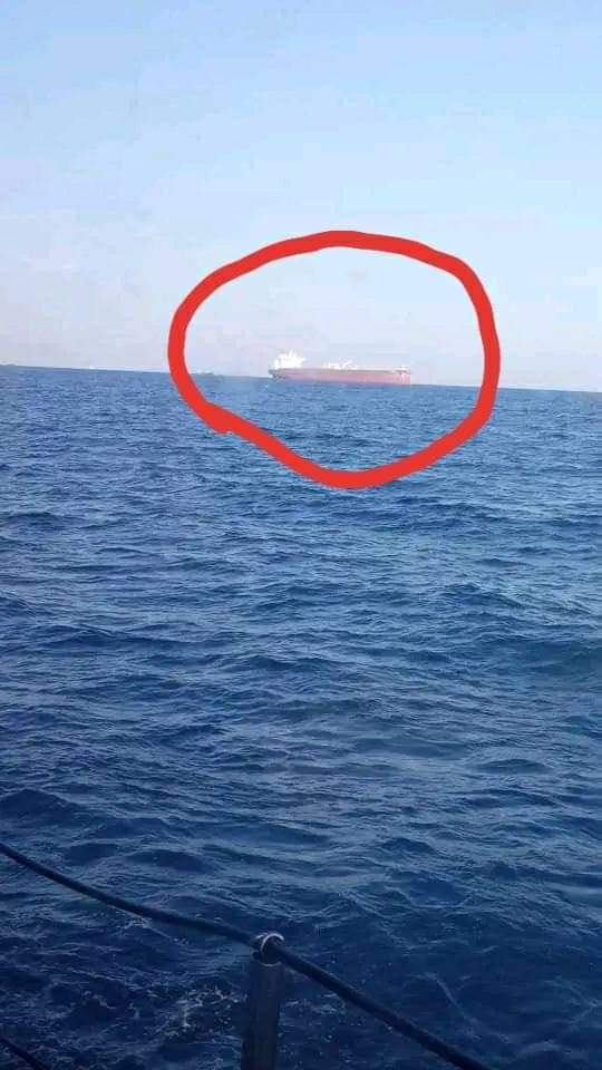 حميد رزق يكشف بالصور السفينه وهي تهرب من ميناء الضبه   ...