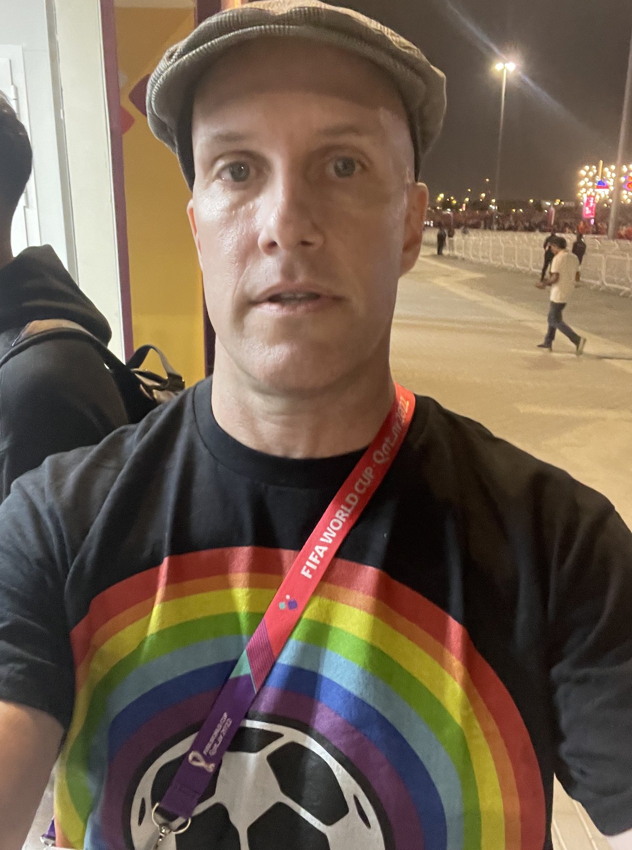 “غير قميصك”.. الأمن في قطر يمنع صحفيا أمريكيا من دخول ملعب أحمد بن علي بسبب ألوان علم المثليين (صور)