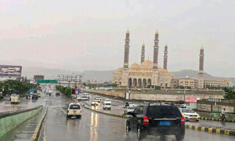 سقوط أمطار شتوية على العاصمة صنعاء وعدد من المحافظات وسط تحذيرات للمواطنين من الإبتعاد على هذه الأماكن