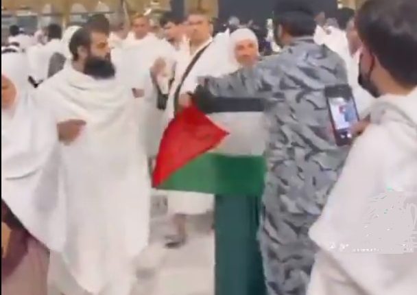 شاهد بالفيديو .. كيف تعاملت سلطات الأمن السعودية تجاه مرأة رفعت علم فلسطين في الحرم النبوي اثناء أداءها مناسك العمرة