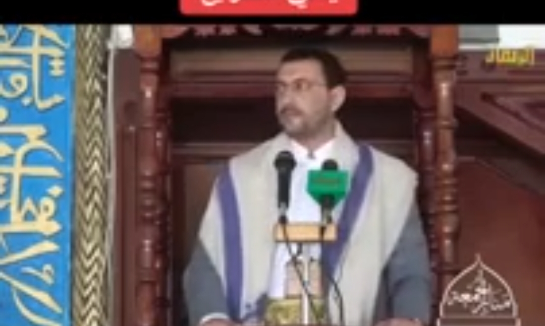 شاهد بالفيديو.. الناطق الرسمي بإسم القوات المسلحة اليمنية العميد يحيي سريع يخطب في الناس خطبة صلاة الجمعه